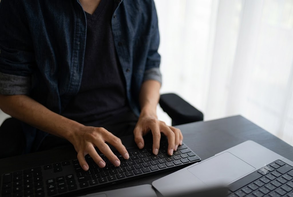 Persona trabajando en una laptop